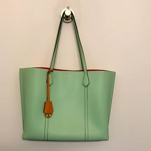 Mint green tote -excellent condition